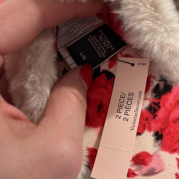NWT - Victoria Secret slippers and matching dust bag - size L - Picture 2 of 3